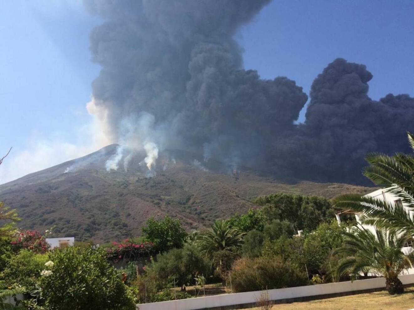 Rök kommer från Stromboli-vulkanen