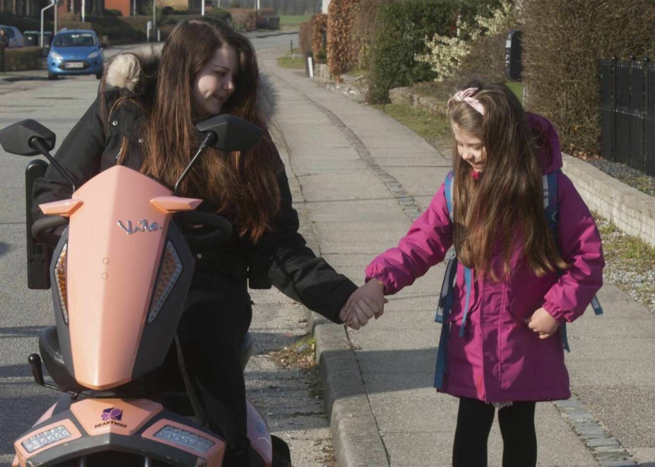 Jill följer dottern Angelika till skolan på sin scooter. 