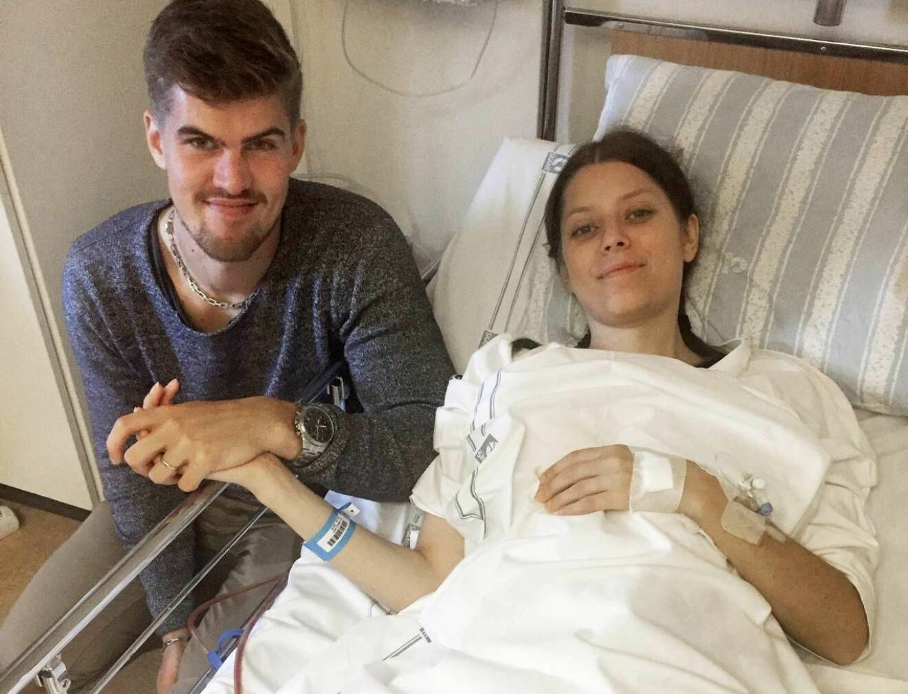 Andreas håller Sofias hand i sjukhussängen 