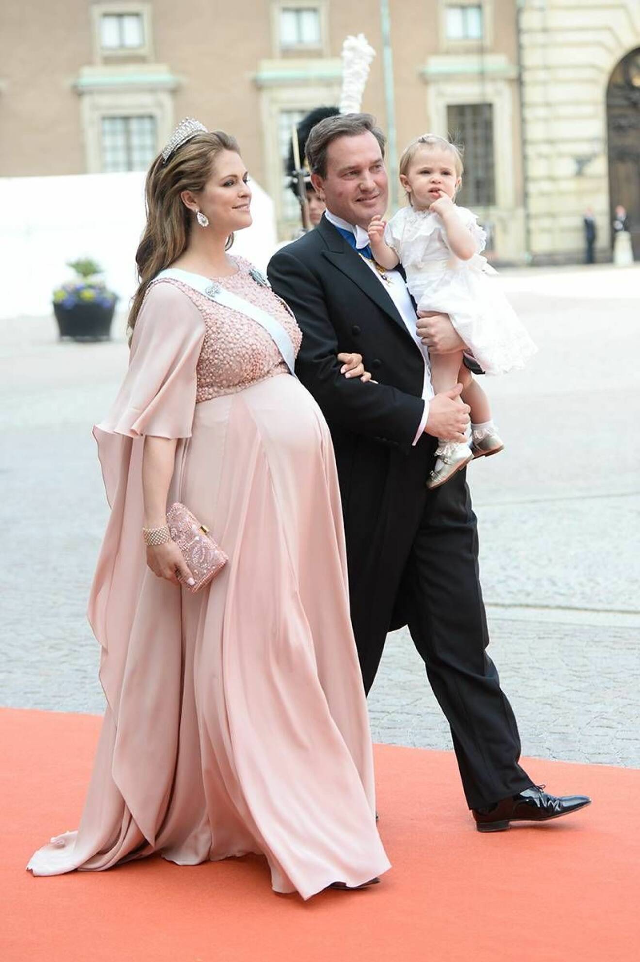 Prinsessan Madeleine, höggravid, i Elie Saab under prins Carl Philips och prinsessan Sofias bröllop. 