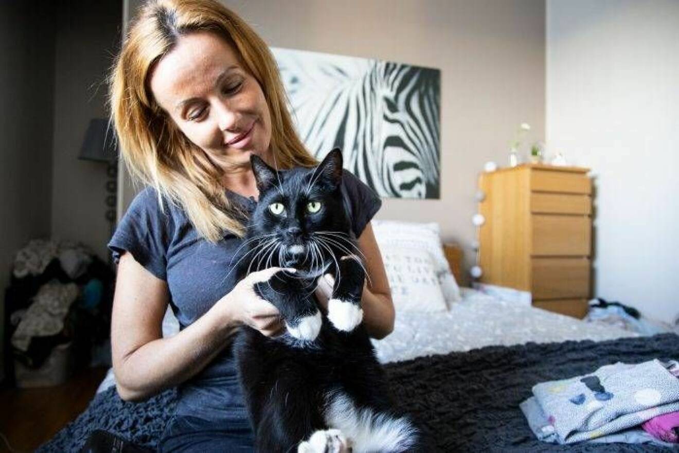 Emma Aldin med katten Ludde hemma i lägenheten i Malmö 2019.