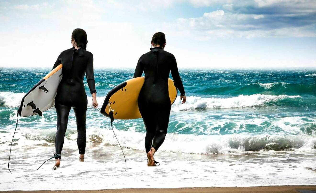 Två kvinnor surfar på Gran Canaria