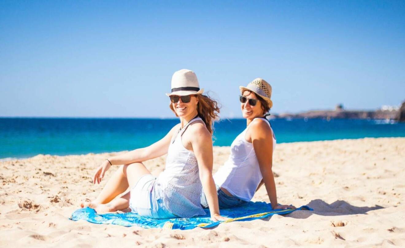 Två kvinnor njuter av sol och bad på Gran Canaria 