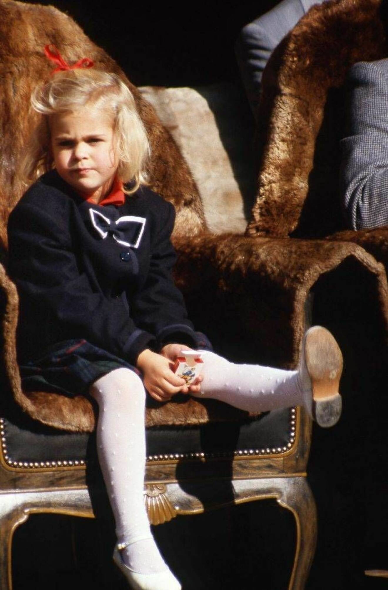 Prinsessan Madeleine, 5 år, i en stor med filt. 