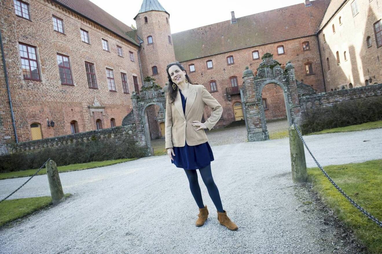 Alexandra framför Skarhults slott i Skåne