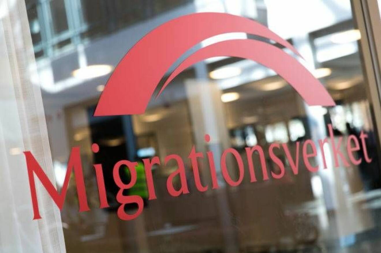 Migrationsverkets logga på ett fönster.