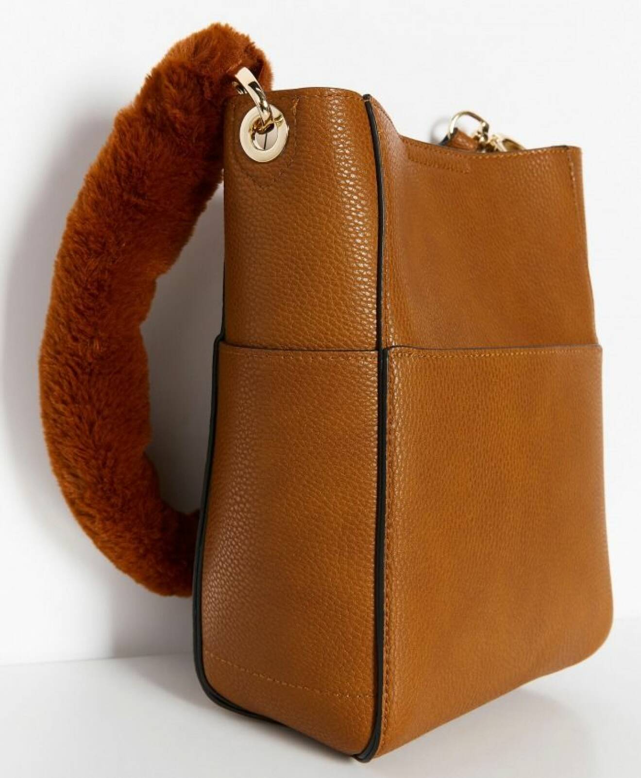 Konjaksbrun väska med fuskpälshandtag, från Lindex