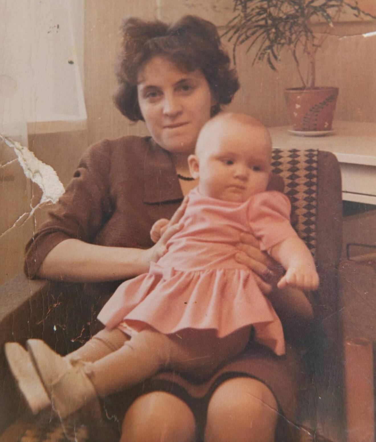Ett gammalt foto på en mamma och hennes dotter, synskadade Monicka.