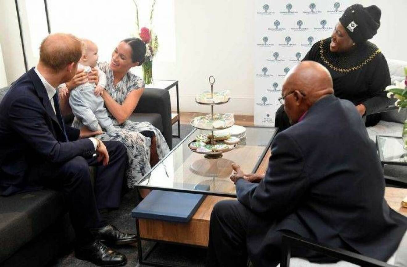 Harry, Meghan och Archie sitter och pratar med Desmond Tutu och hans dotter 