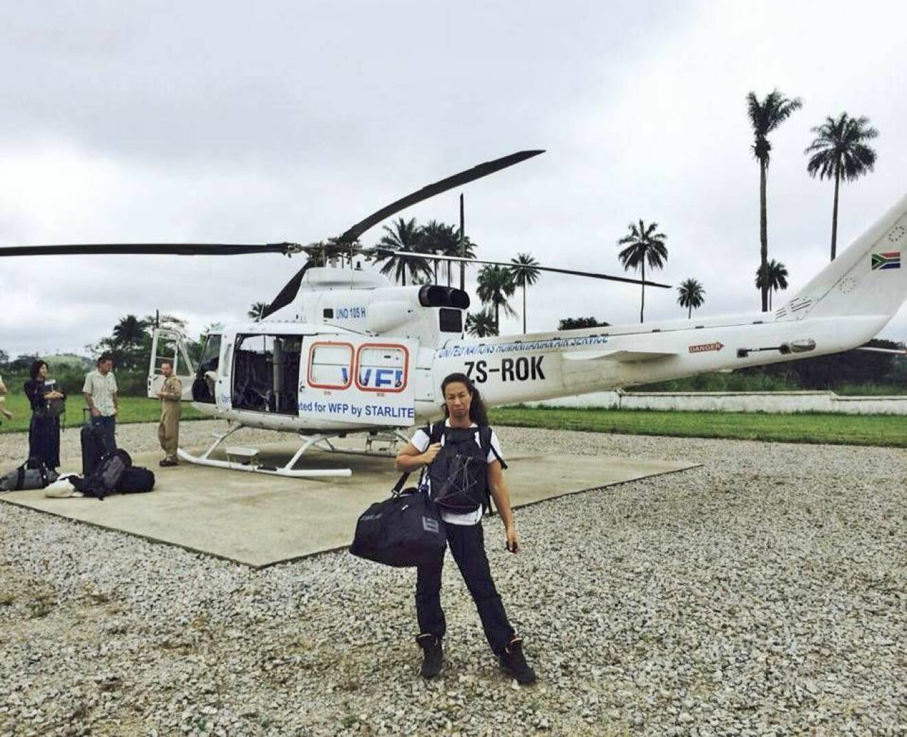 Magda Gad framför en helikopter i eboladrabbade Liberia 