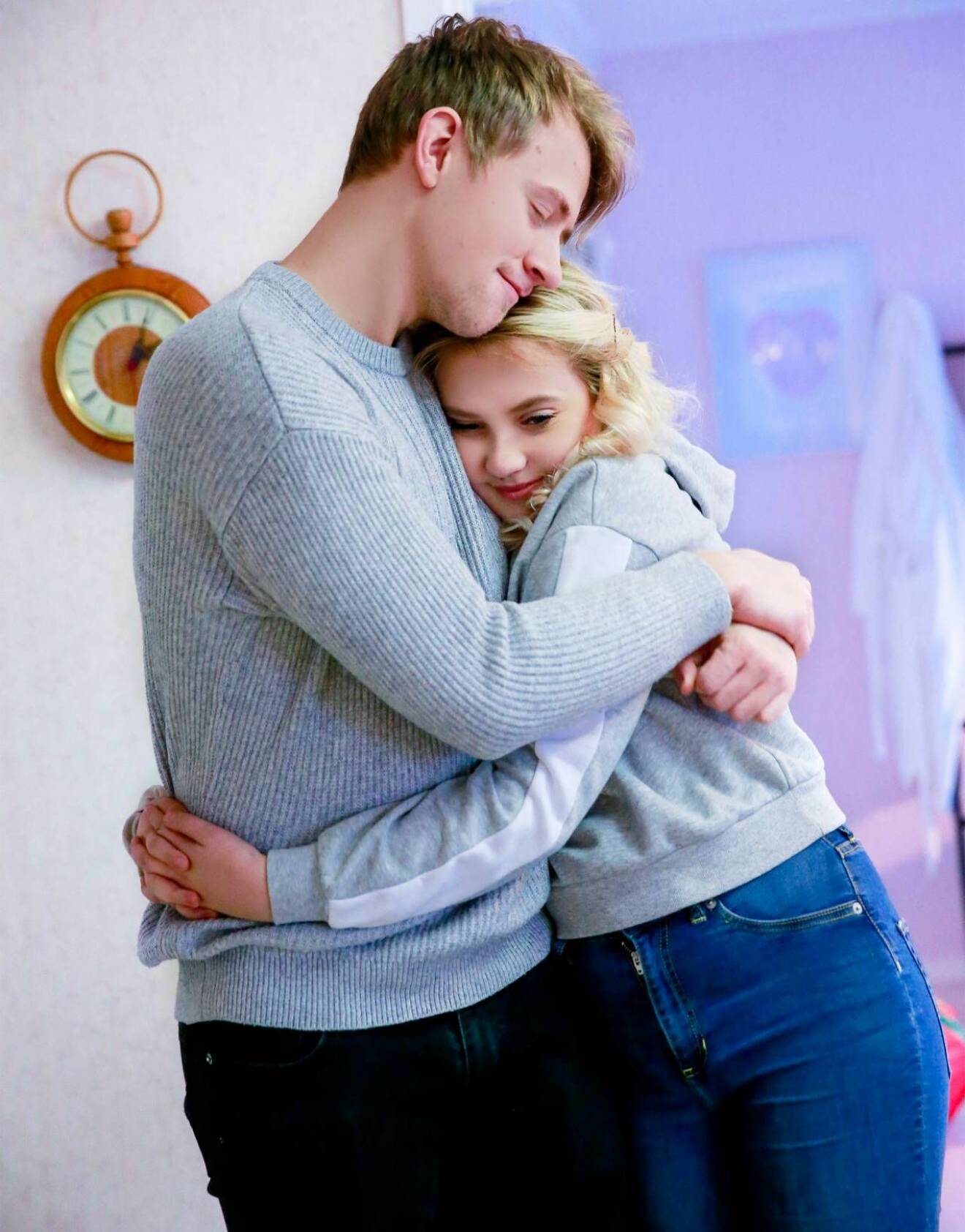 Två unga syskon, Fredrik och Sofia, kramar varandra ömt.