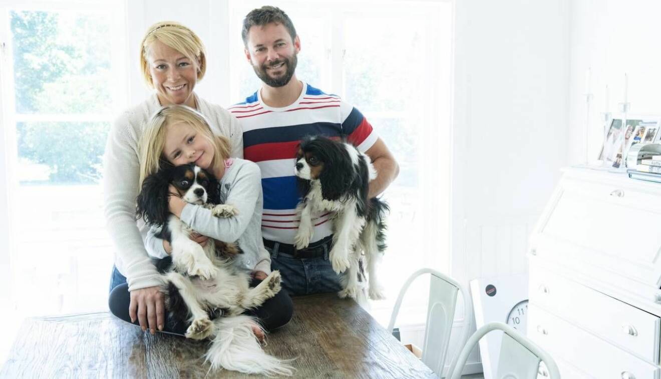 Helena Reje med maken Patrik och yngsta dottern Alicia, 7 år, samt familjens två hundar.