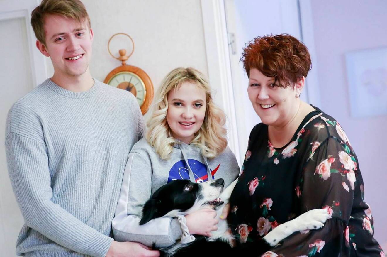 Lena tillsammans med sina barn Fredrik och Sofia samt deras hund. 