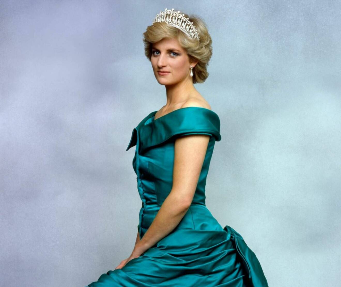 Prinsessan Diana i galaklänning och diadem. 
