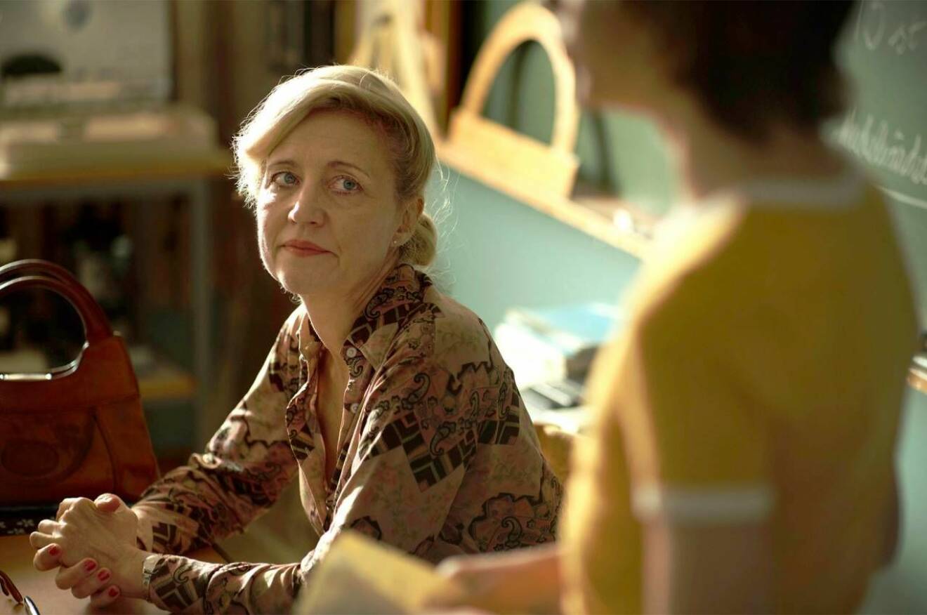 Skådespelaren Klara Zimmergren som lärare vid en kateder i filmen En komikers uppväxt.