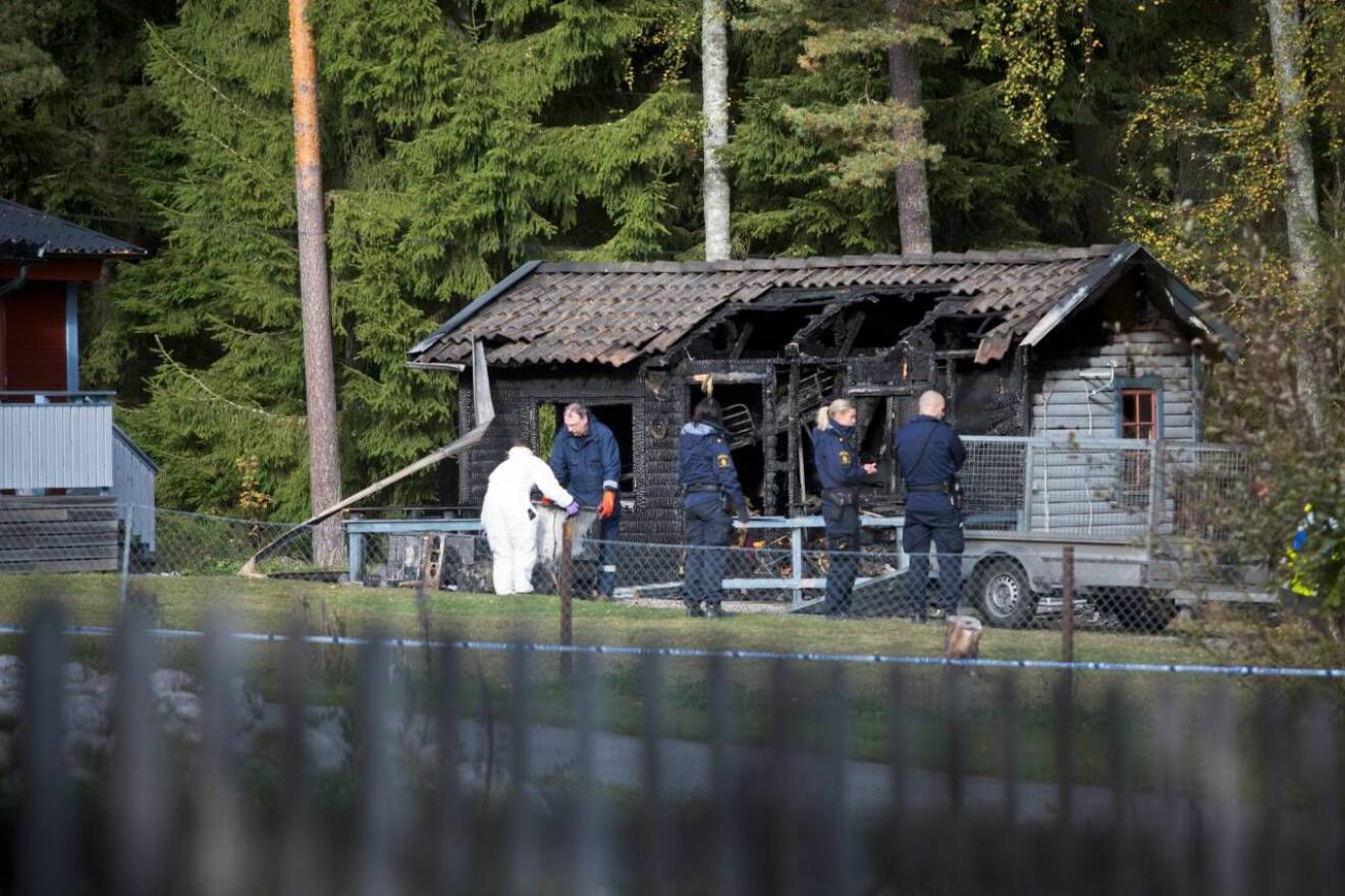 Två barn dog när en sommarstuga sattes i brand på Dalarö 2013