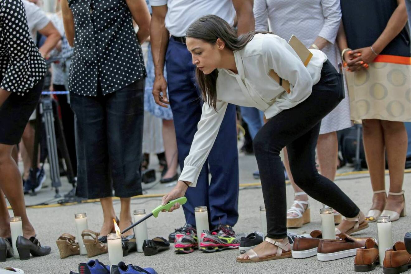 Alexandria Ocasio-Cortez tänder ljus vid minnesplatsen efter skjutningarna i Brooklyn i augusti i år