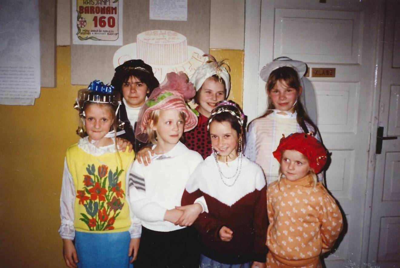 Anna Pugacova på barnhemmet, fint klädd med mössa som hon sytt på godis på. De hade här någon maskerad eller teater.