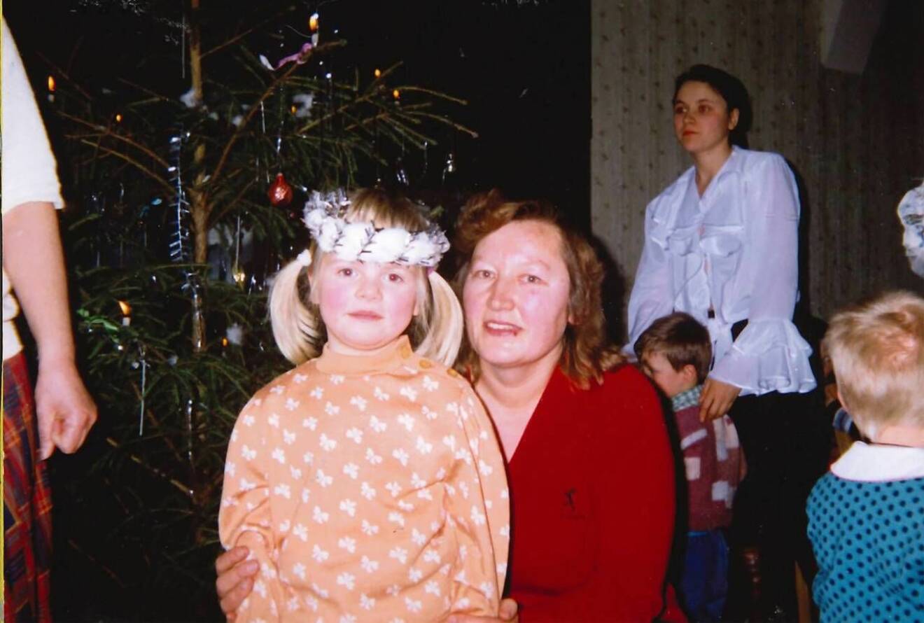 Anna Pugacova,  På den här bilden står Anna ca 5 år under ett julfirande tillsammans med sin favoritfröken Dzidra.