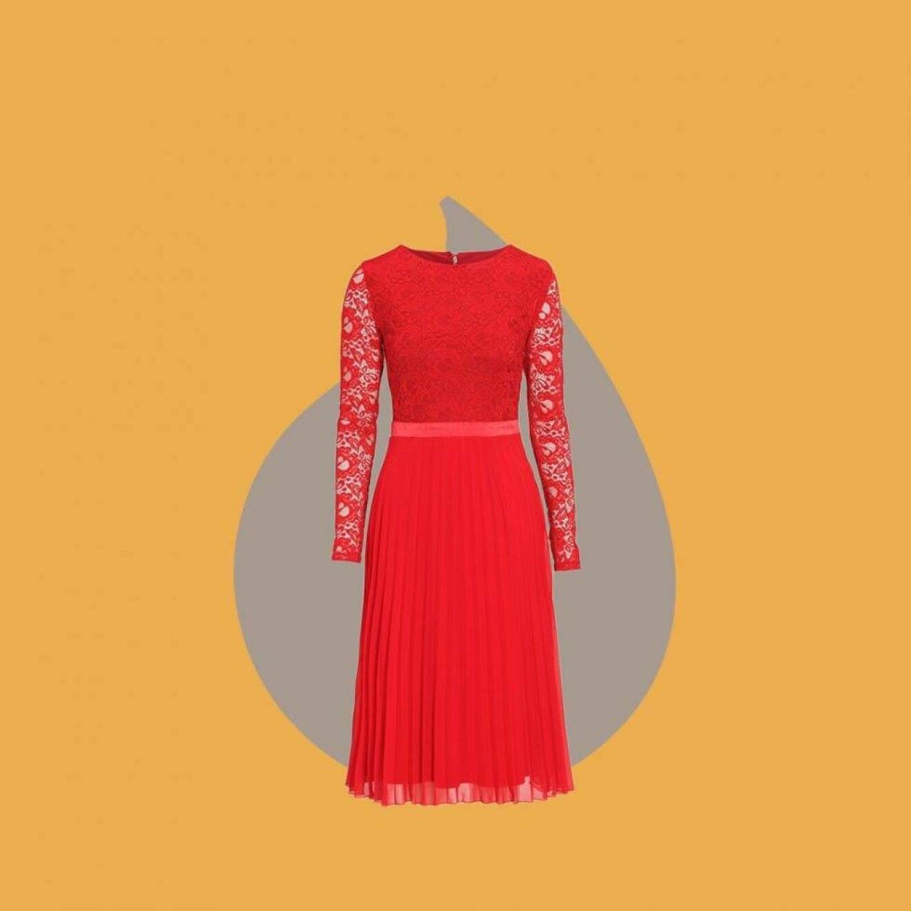 Röd klänning med spets och plisserad kjol