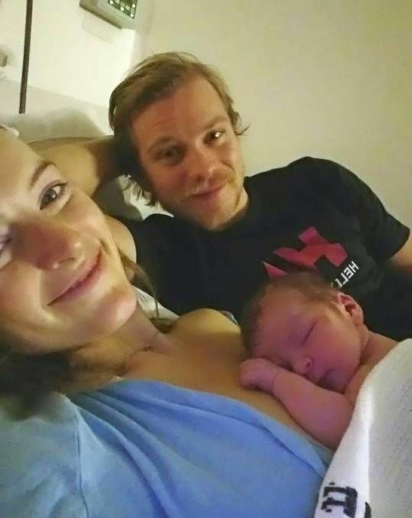 Elise och Gjermund med sin nyfödda son Mikkel. Två veckor senare tog Gjermund sitt liv. 