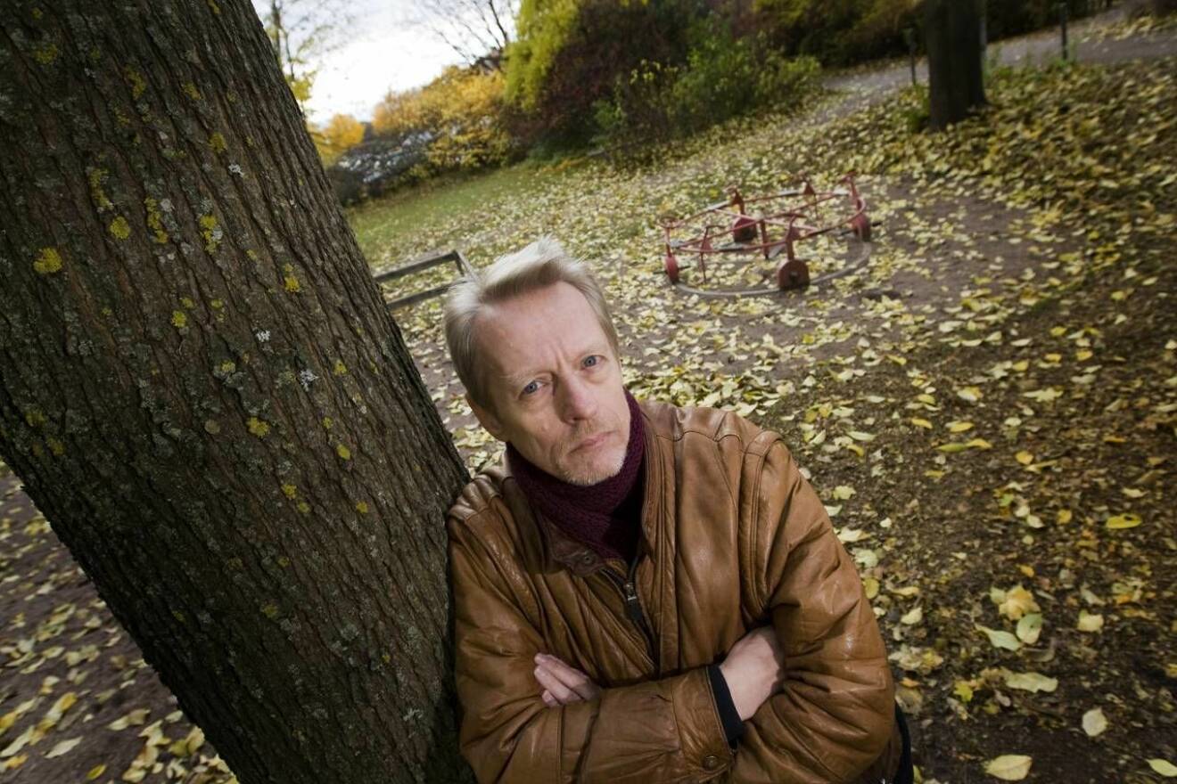 Göran Grip, som skrivit mycket om nära döden-upplevelser, står vid ett träd