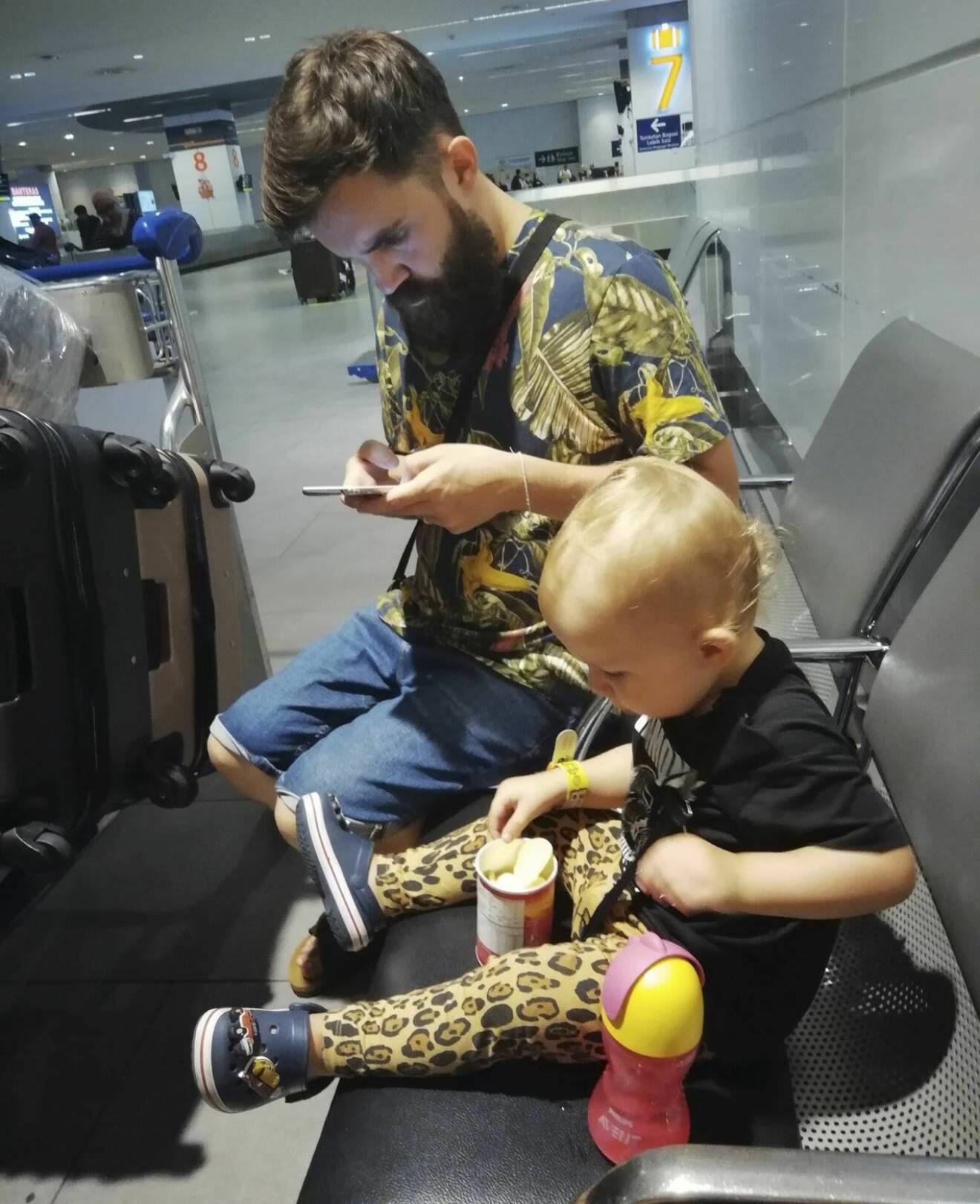 Henry med pappa Robin på Kuala Lumpurs flygplats.