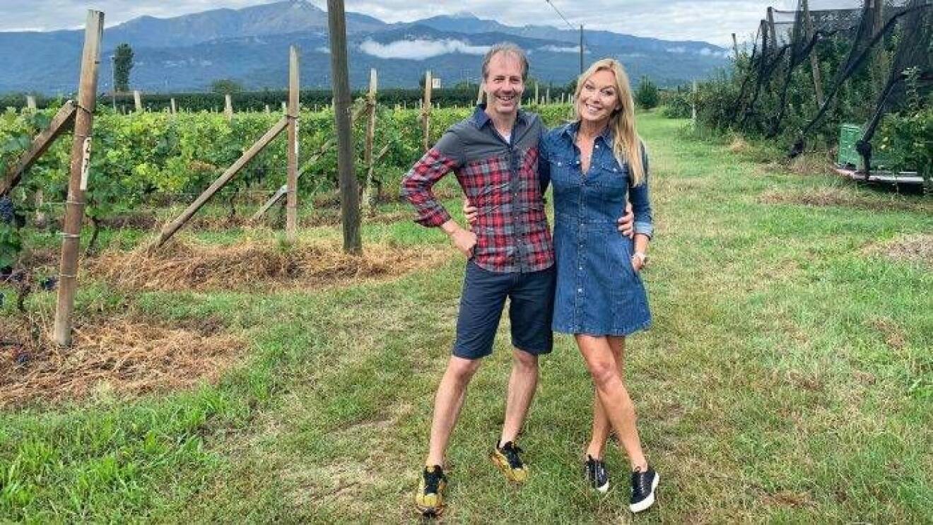 Vinbonden Luigi tillsammans med programledaren Linda Lindorff inför programmet Bonde söker fru – jorden runt som sänds i TV4 2020.