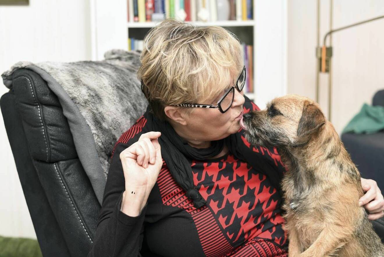 Anna-Karin får en buss av hunden Tinda – som räddade henne ur depressionen