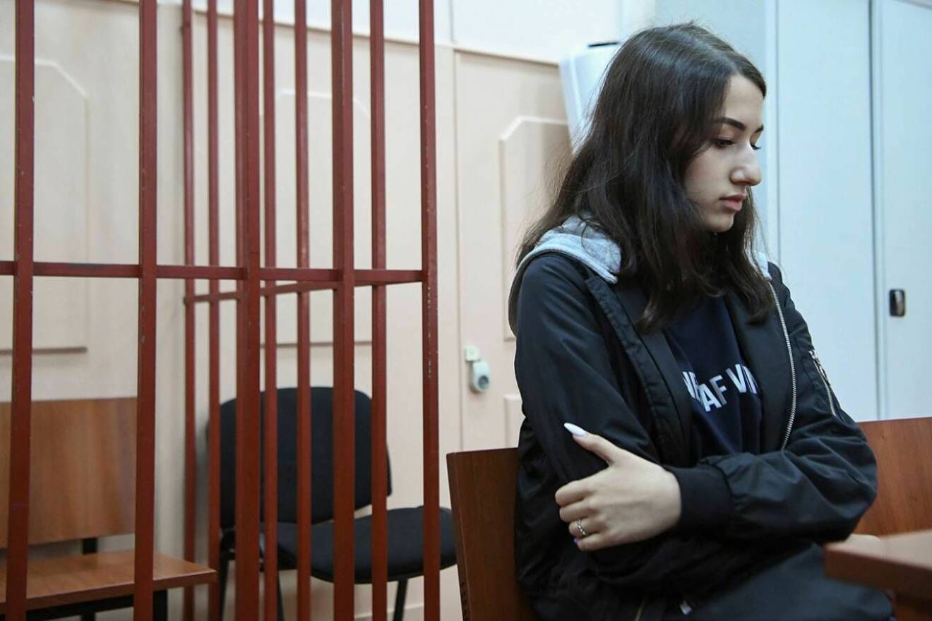 Maria, som mördade sin pappa med sina systrar, i fängelset 
