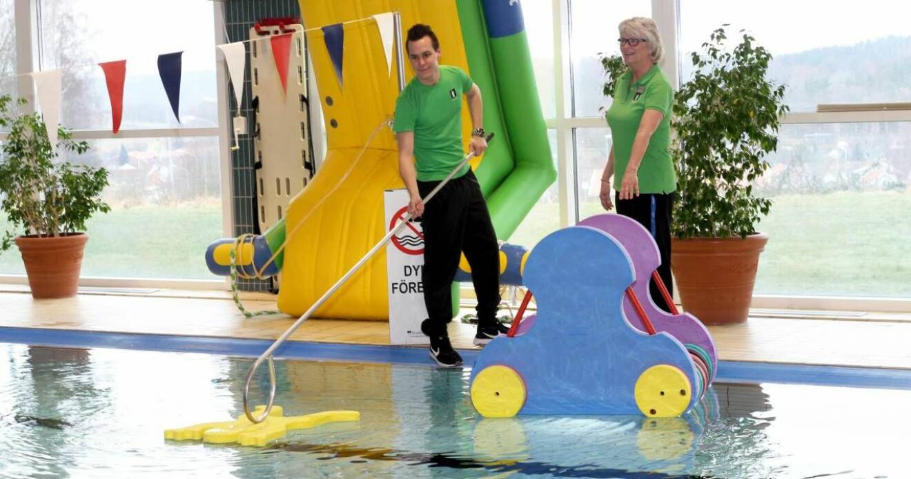Anna-Karin och Oscar som både jobbar som badvakter kontrollerar en pool på ett badhus. 