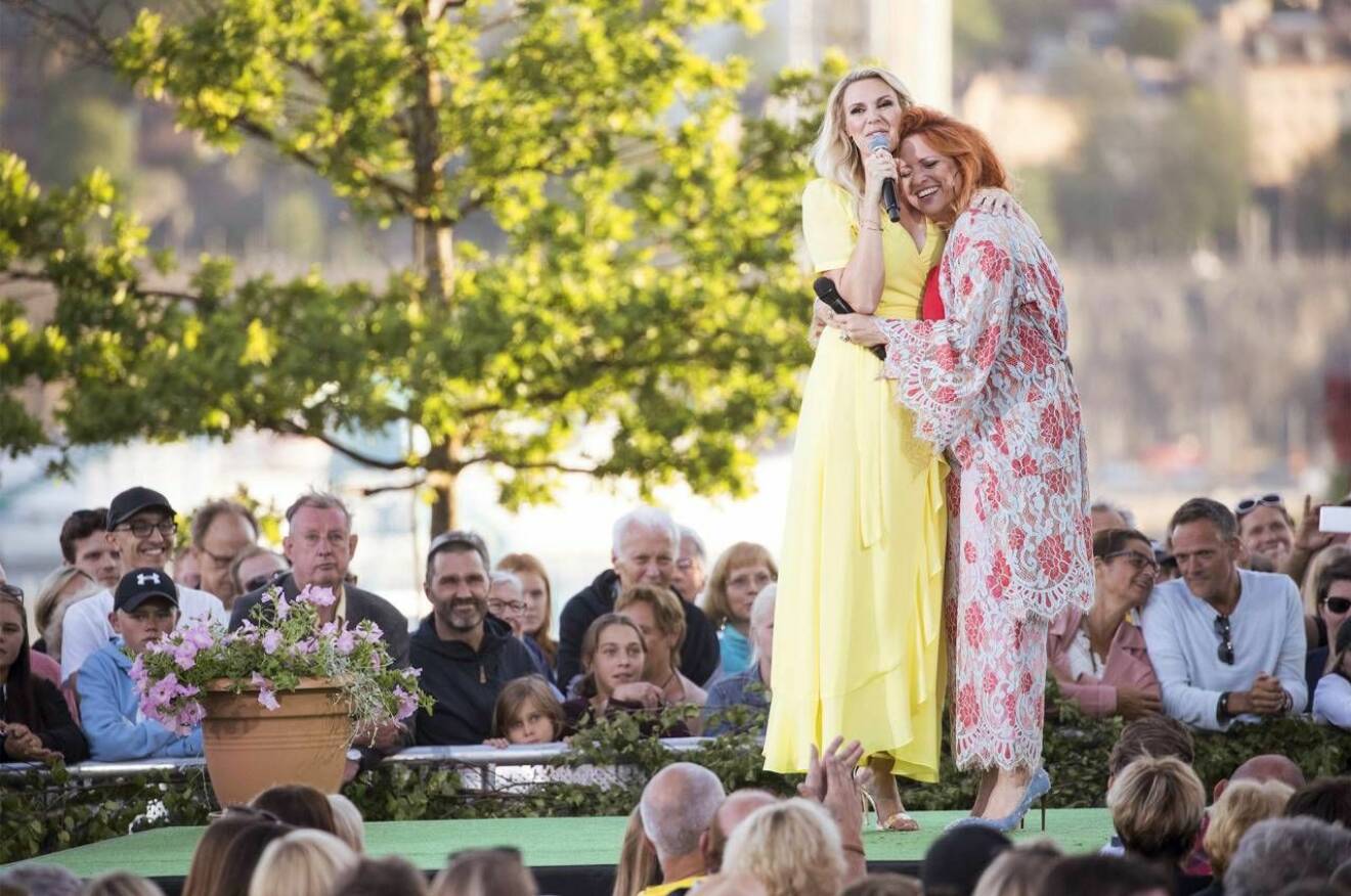 Sanna Nielsen och Shirley Clamp står på scen i Allsång på Skansen 2018.