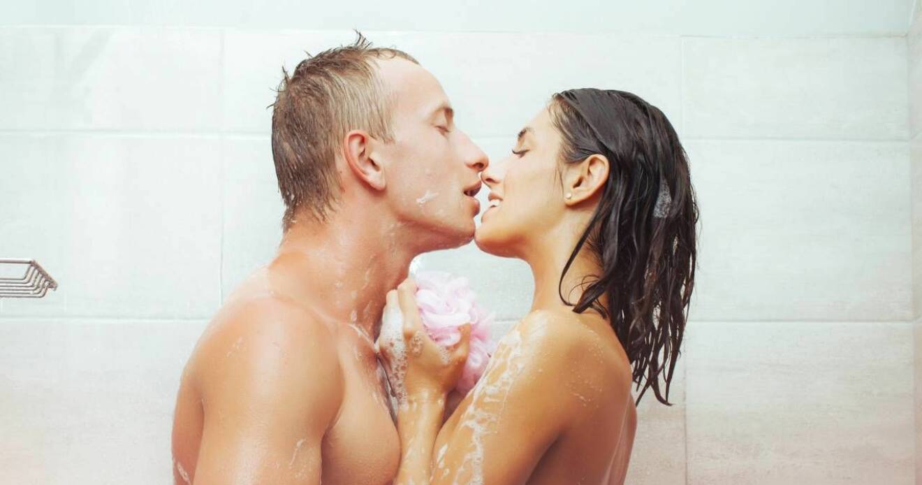 Man och kvinna hånglar i duschen.