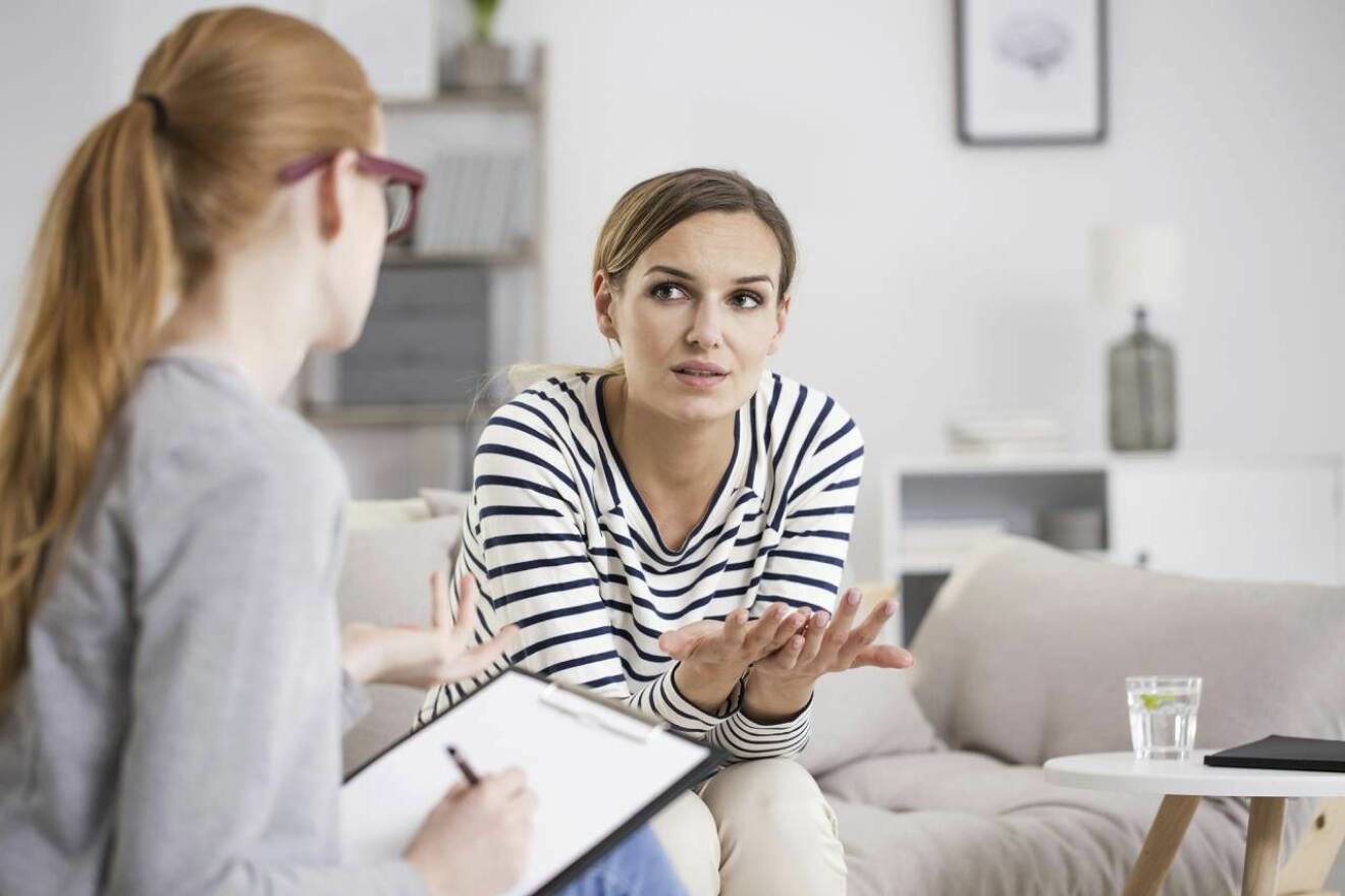 Kvinna pratar med en psykolog om sina skuldkänslor 