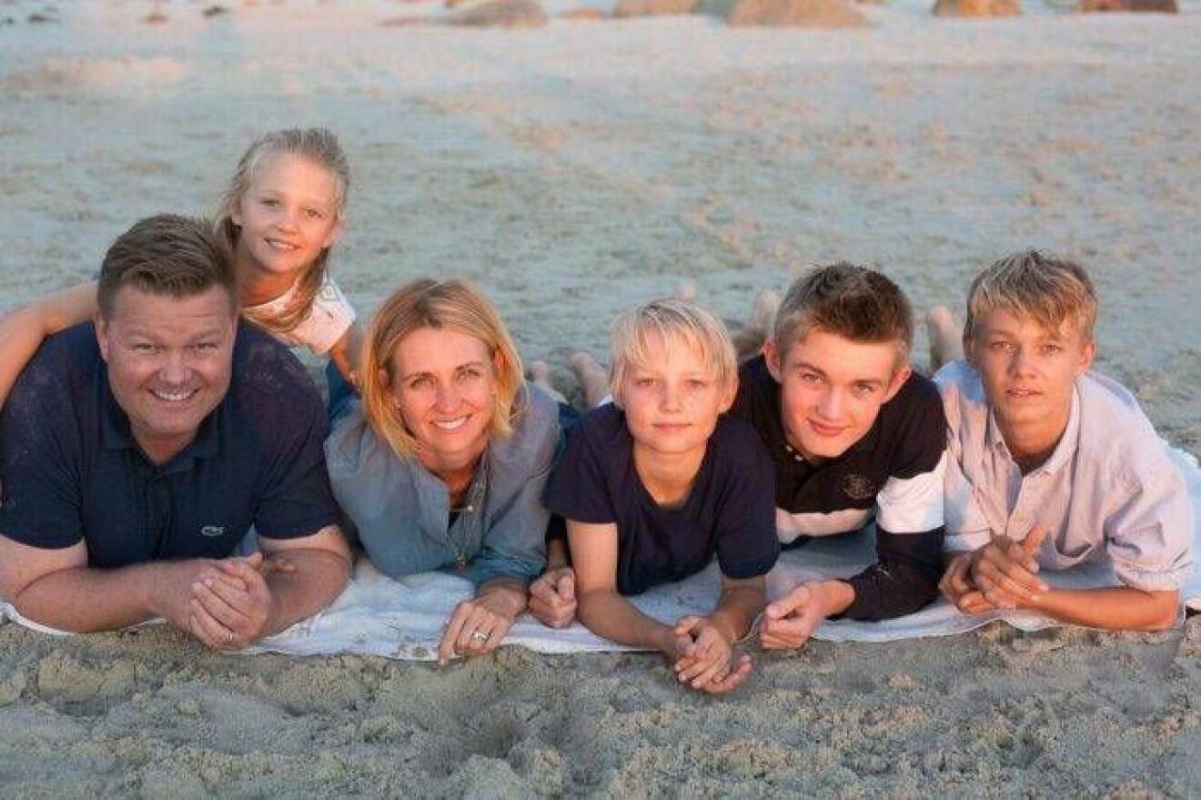 Familjen Sammeli, pappa Carl-Fredrik och mamma Marie med de fyra barnen (tre söner och en dotter) är samlade för en gruppbild på stranden