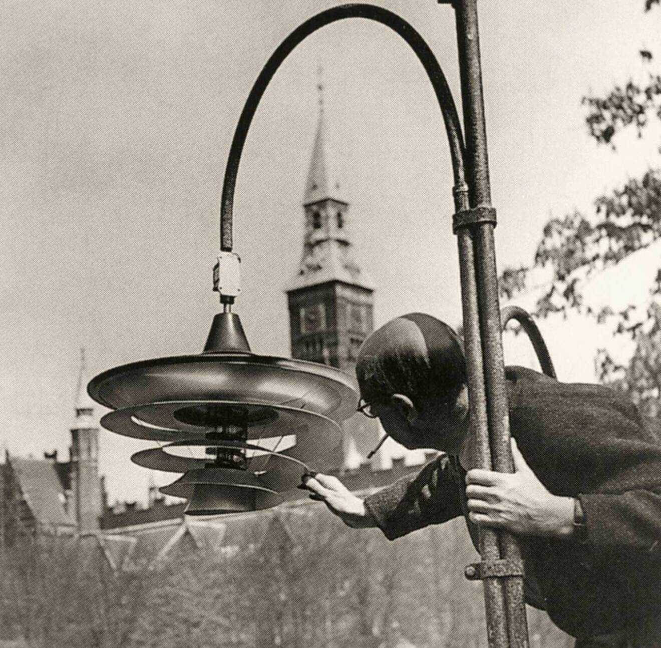 Poul Henningsen tänder en av sina lampor i nöjesparken Tivoli