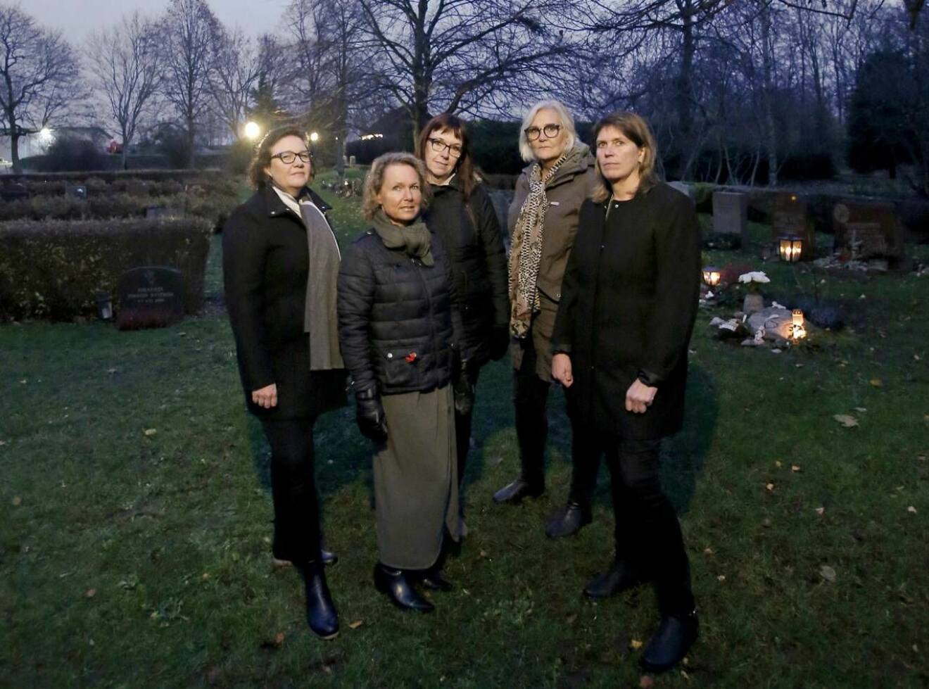De fem mammorna har alla mist en son. De träffas en gång i månaden, och ofta följer de även med varandra till kyrkogårdarna. Från vänster Sofie Rönn Kjellqvist, Marie Svensson, Gunilla Karlsson, Mona Wimhed och Mari Björk.