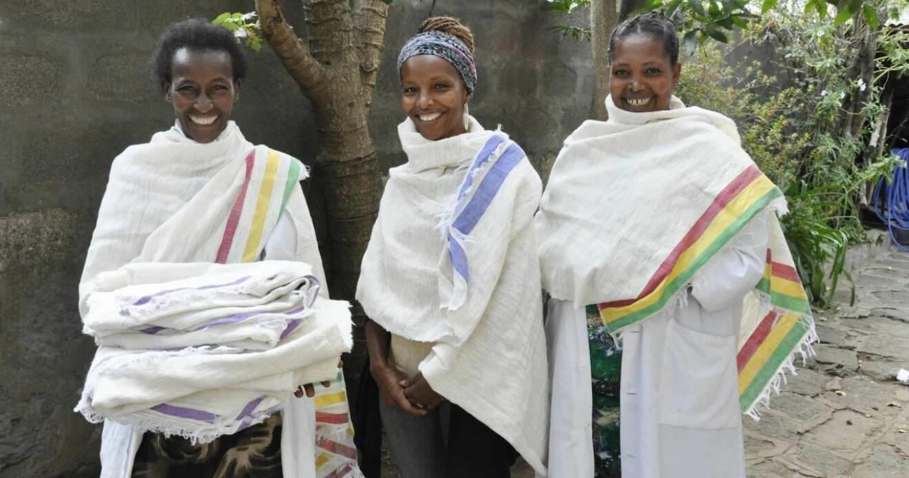 Kvinnor visar upp vävda sjalar från Etiopien