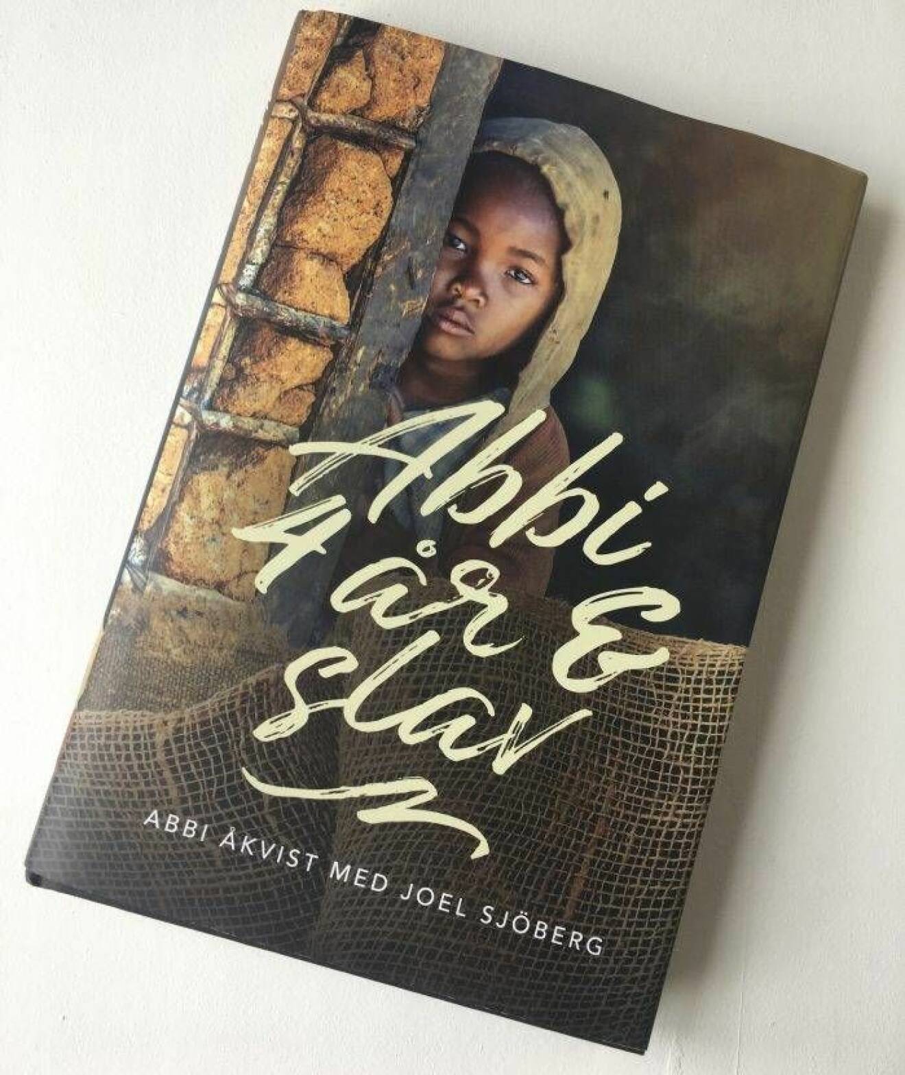 Omslaget till Abbi Åkvists bok ”Abbi 4 år & slav”