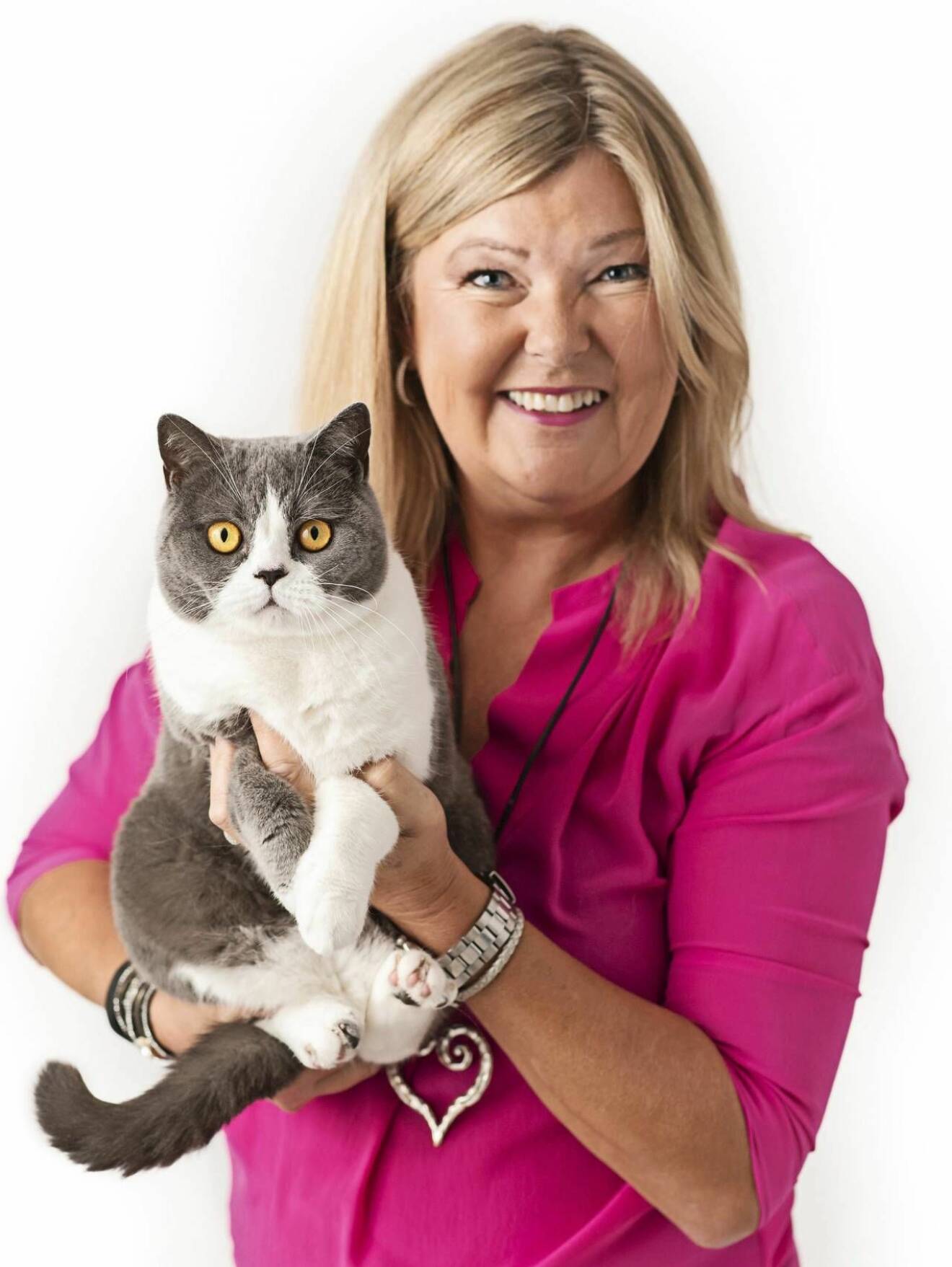 Porträtt av kattpsykologen Susanne Hellman Holmström – här tillsammans med en katt