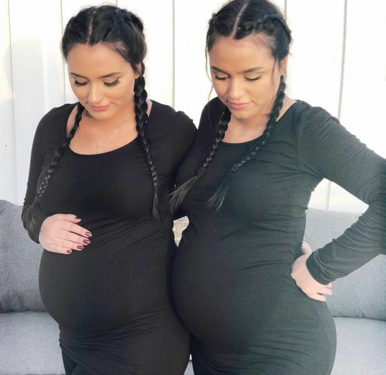 Tvillingarna Johana och Leslie visar upp sina gravidmagar i matchande kläder på Instagram. En tid senare förlorade Johana sitt barn.