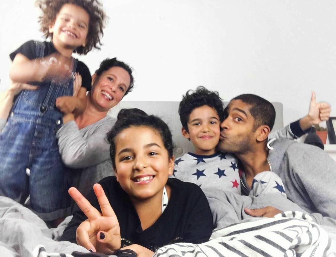Hela familjen Karim samlad i en säng: Malin och Alexander Karim med barnen Louie, 4, Alba, 11, och Elias, 10.