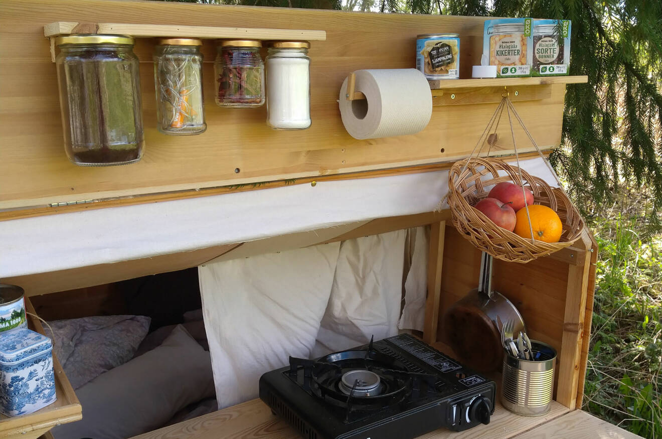 Köket i en hemmabyggd cykelhusvagn.