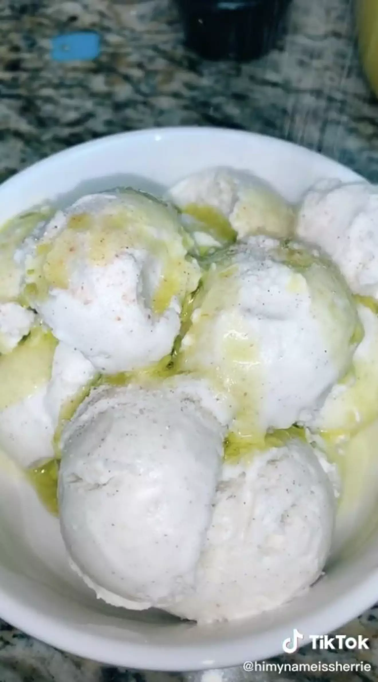 Vaniljglass med olivolja och salt i en video på Tiktok