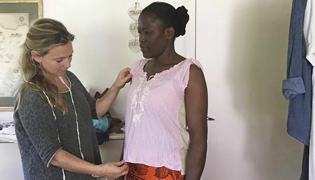 ”Jag har varit och är rätt hård som lärare men det har varit viktigt att redan från början ha en hög nivå”, säger Aimée Lohrbauer. Foto: Privat Aimée Lohrbauer och en av hennes sömnadselever.