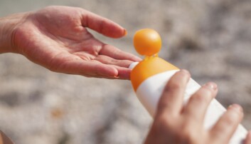 Smörj in dig ofta och använd rikligt med solkräm. Flaska med solkräm