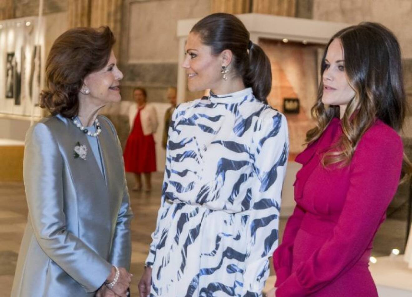 Drottning Silvia tillsammans med kronprinsessan Victoria och prinsessan Sofia.