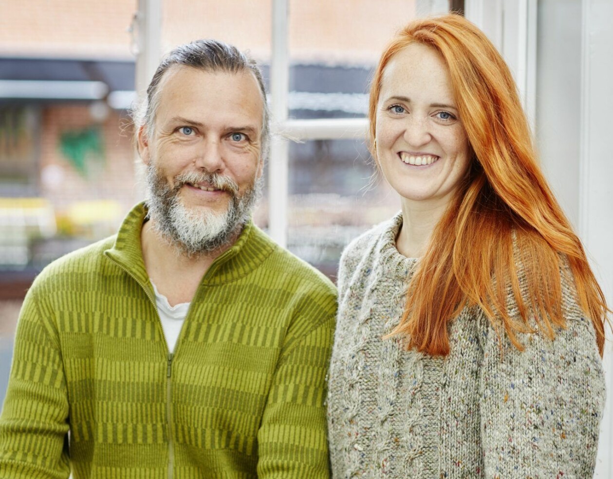 Kenneth Joelsson och Ina Hildeman är experter på vandring. Foto: Åsa Siller/Roos&Tegnér Författarna och vandringsexperterna Kenneth Joelsson och Ina Hildeman framför ett fönster.