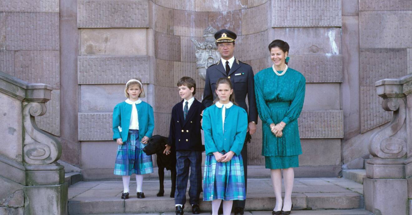 Från vänster: Madeleine, en labrador, Carl Philip, kung Carl XVI Gustaf, kronprinsessan Victoria och drottning Silvia.