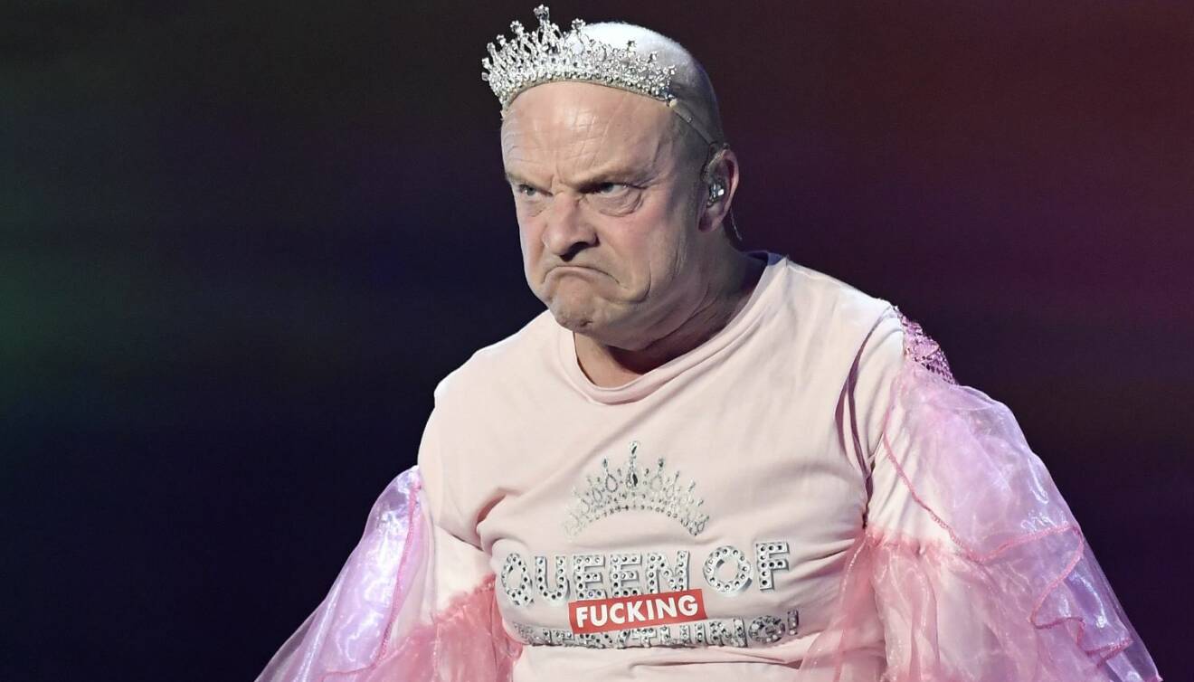 Komikern Jonas Gardell i tiara och rosa tyll på QX-galan.